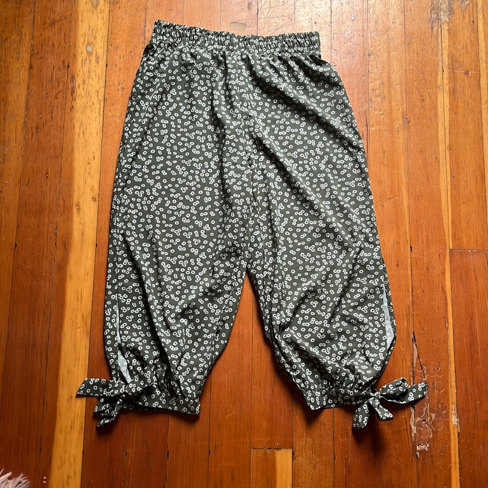 Daisy print cropped tie bottom balloon Jeanie pant